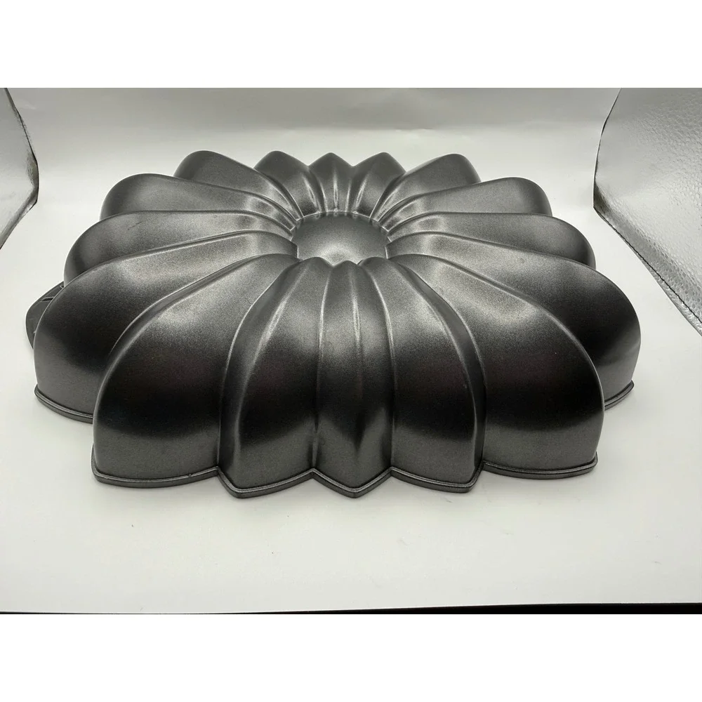 Wilton Flower Petal Cake Pan Cast Aluminum Non-Stick Gray Floral Baking Mold